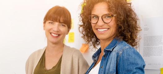 dos mujeres sonrientes mirando a cámara