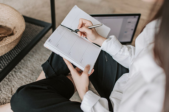 Mujer escribiendo en una agenda