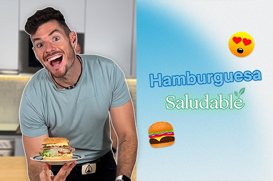 Chico enseñando una hamburguesa casera saludable