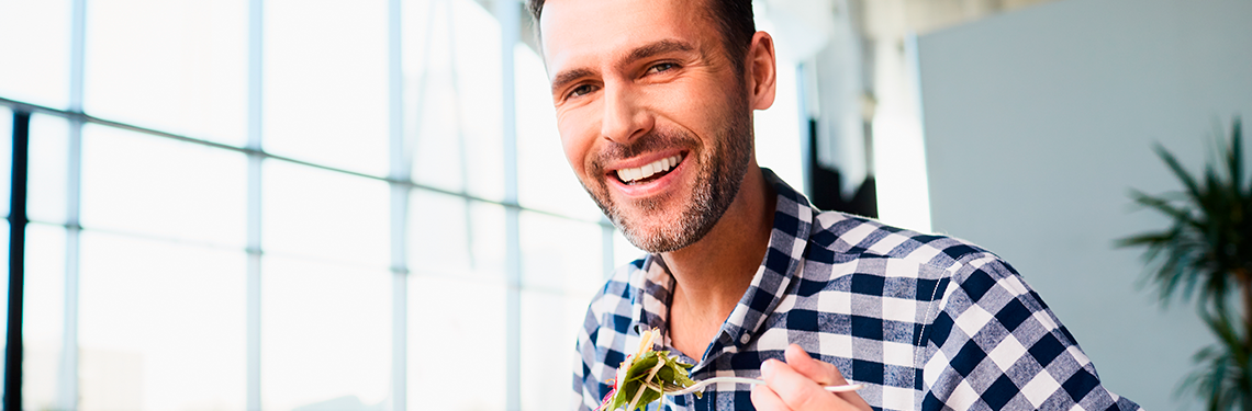 Hombre comiendo una ensalada