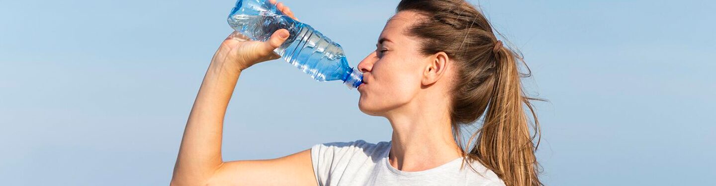 Mujer bebiendo agua de una botella