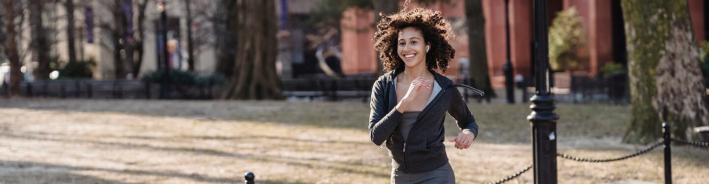 Chica sonriendo mientras corre