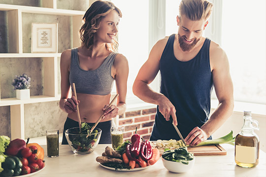 Dos personas preparando una comida