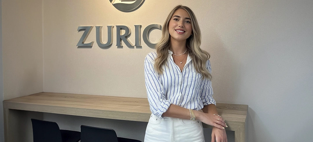 Rosa Narváez posando con el logo de Zurich