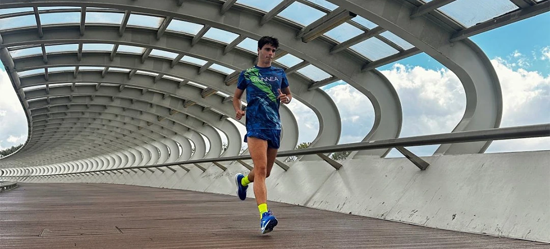 Hombre corriendo por un puente